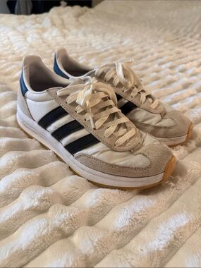 adidas Men’s White & Black Retro-Style Sneakers with Blue Heel Accent